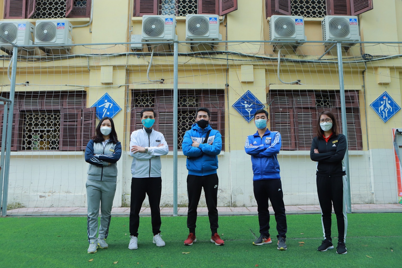 A group of people wearing masks

Description automatically generated with medium confidence