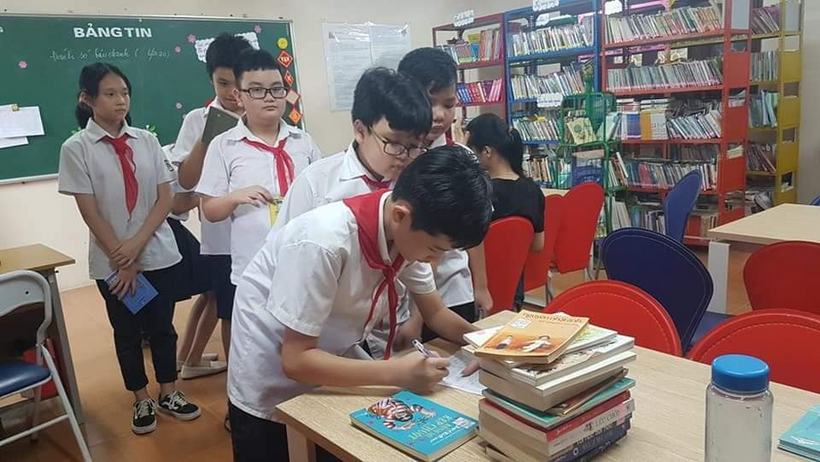 Có thể là hình ảnh về 2 người, mọi người đang ngồi, mọi người đang đứng và trong nhà