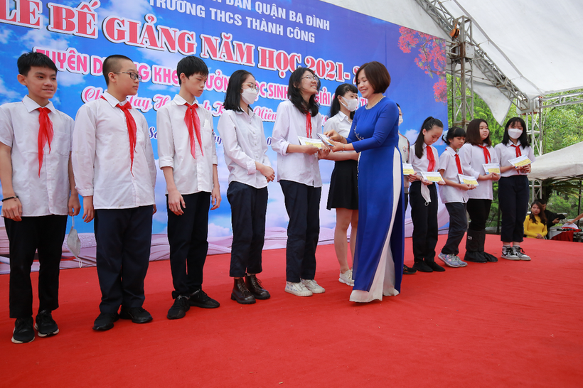 D:\Lưu 2021\Bài đăng website\Bế giảng\Diệu Linh nhận thưởng.png