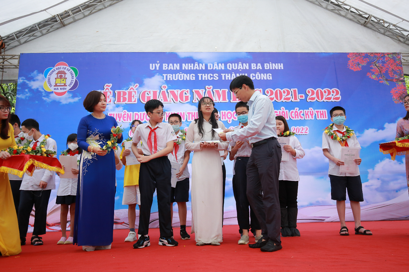 D:\Lưu 2021\Bài đăng website\Bế giảng\Tặng thưởng2.png