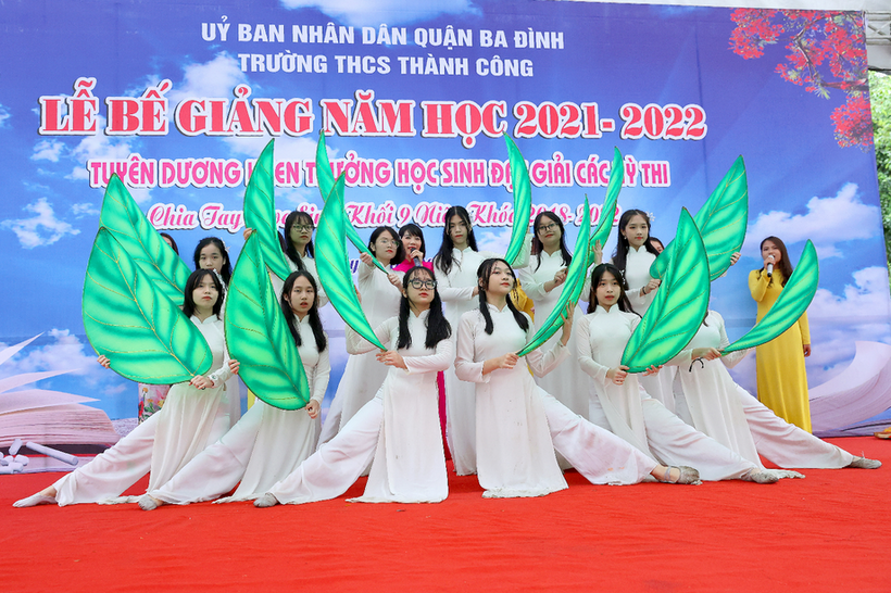 D:\Lưu 2021\Bài đăng website\Bế giảng\văn nghệ3.png