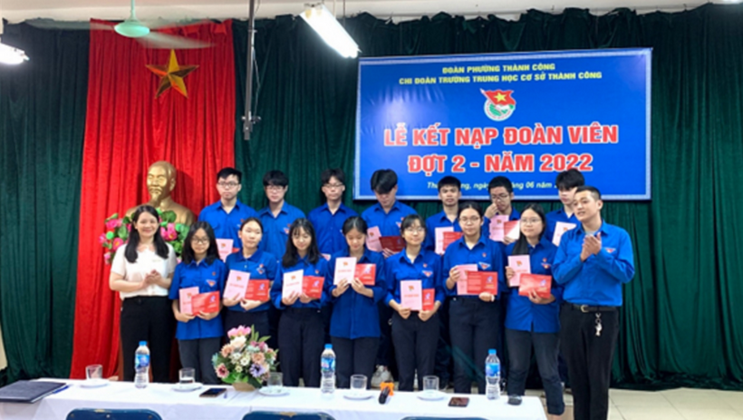 A group of people posing for a photo

Description automatically generated with medium confidence