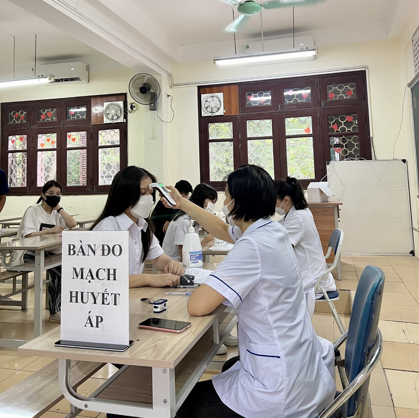 A group of people sitting at tables

Description automatically generated with low confidence