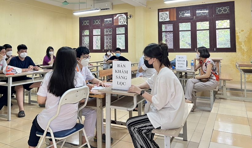 A group of people sitting at tables

Description automatically generated with low confidence