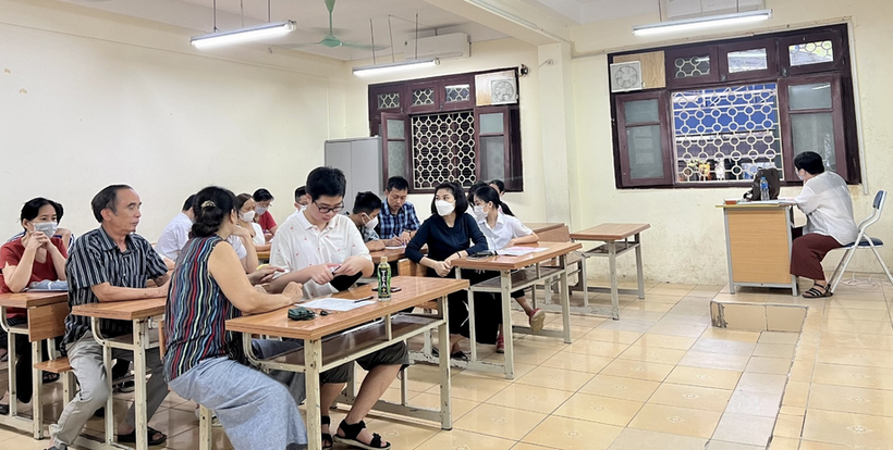 A group of people sitting at desks in a classroom

Description automatically generated with medium confidence