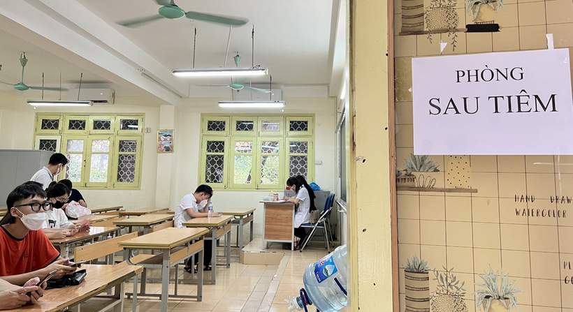 A group of people in a classroom

Description automatically generated with low confidence