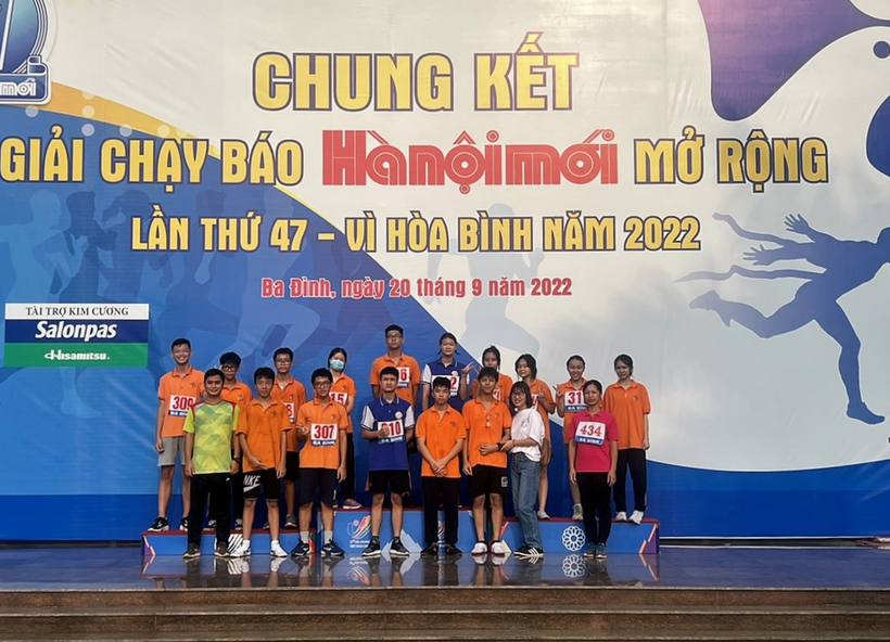 A group of people posing for a photo

Description automatically generated with medium confidence