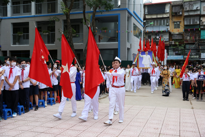 A group of people holding flags

Description automatically generated with medium confidence