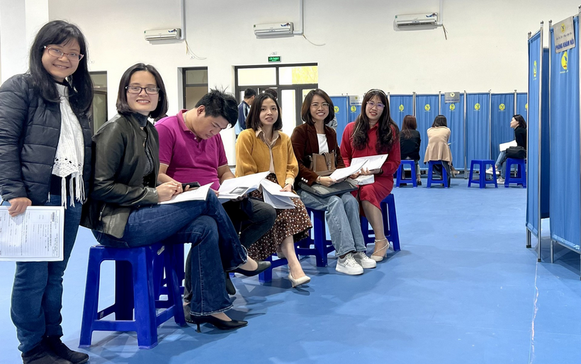 A group of people sitting in chairs

Description automatically generated with low confidence