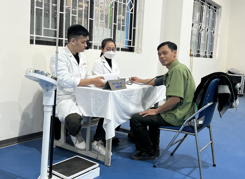 A group of men sitting at a table

Description automatically generated with medium confidence