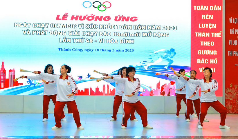 A group of people performing on a stage

Description automatically generated with medium confidence