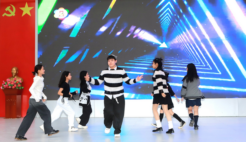 A group of people on a stage

Description automatically generated with medium confidence