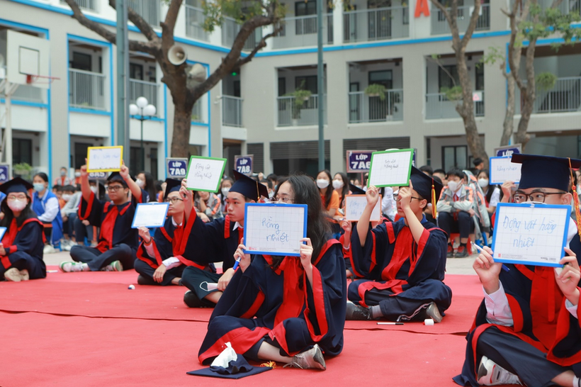 A group of people holding signs

Description automatically generated with medium confidence