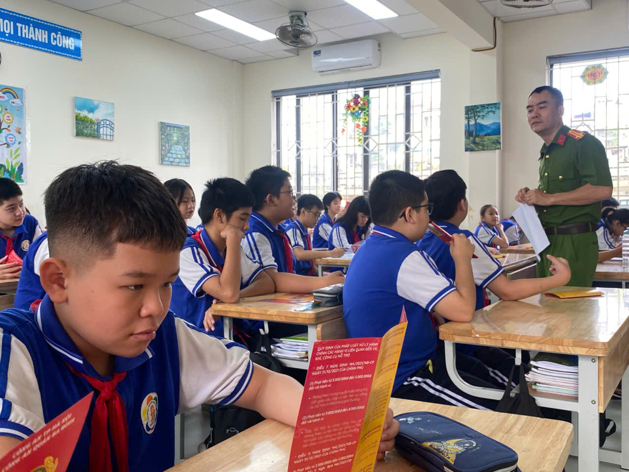 A group of students in a classroom

Description automatically generated