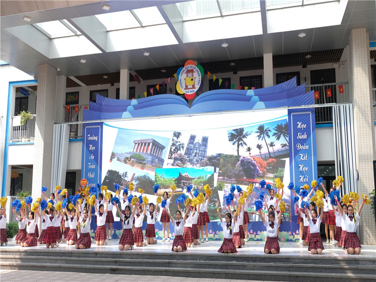 A group of girls performing on stage

Description automatically generated