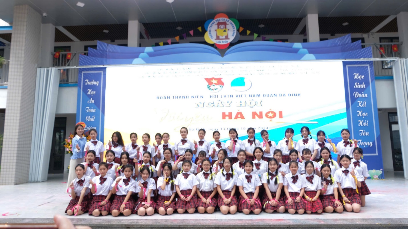 A group of students posing for a photo

Description automatically generated