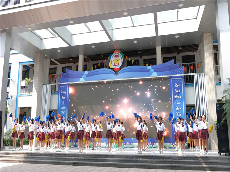 A group of cheerleaders performing on stage

Description automatically generated