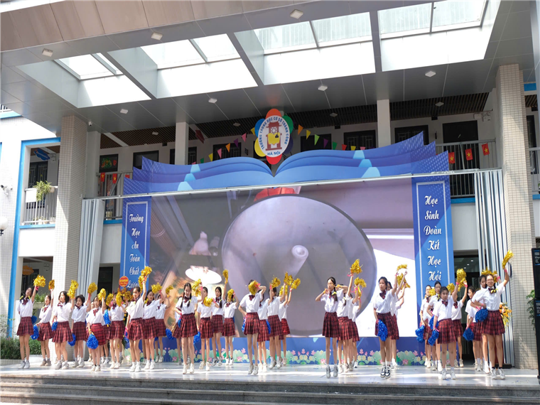 A group of girls performing on stage

Description automatically generated