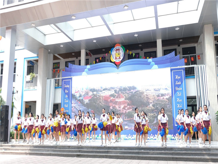 A group of girls performing on stage

Description automatically generated