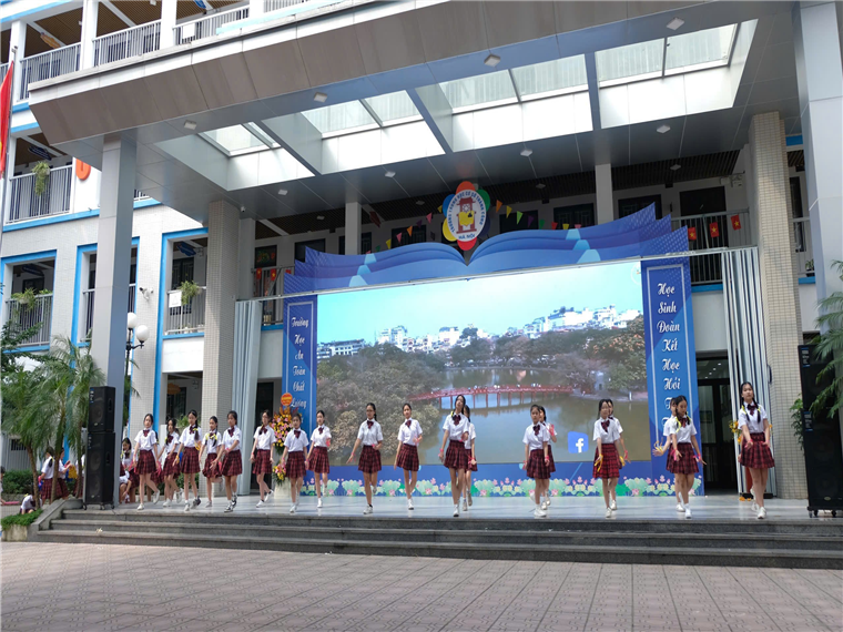 A group of girls performing on stage

Description automatically generated
