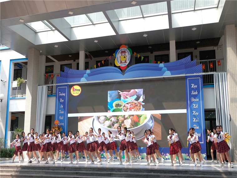 A group of girls performing on stage

Description automatically generated