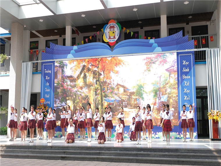 A group of children performing on stage

Description automatically generated