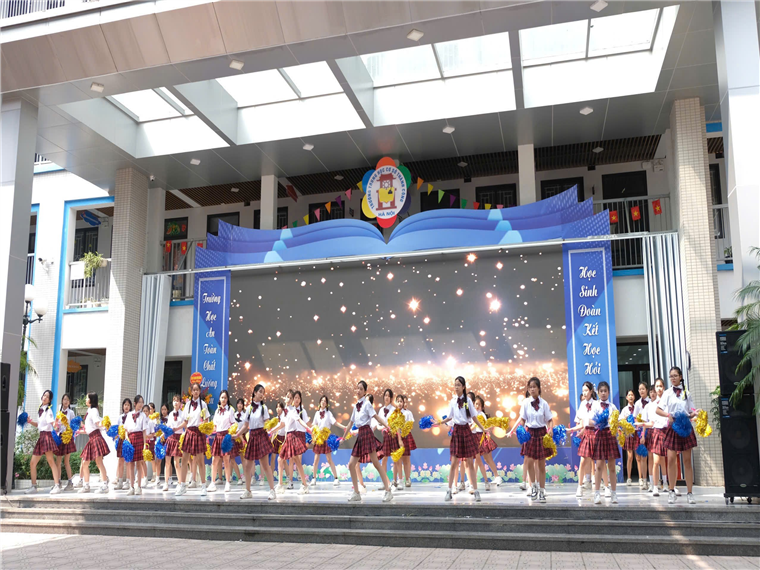A group of girls performing on stage

Description automatically generated