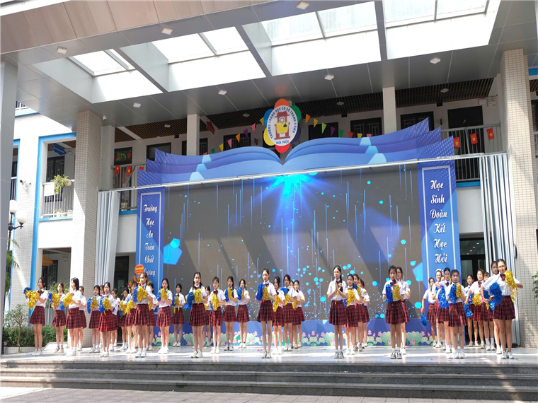 A group of girls performing on stage

Description automatically generated