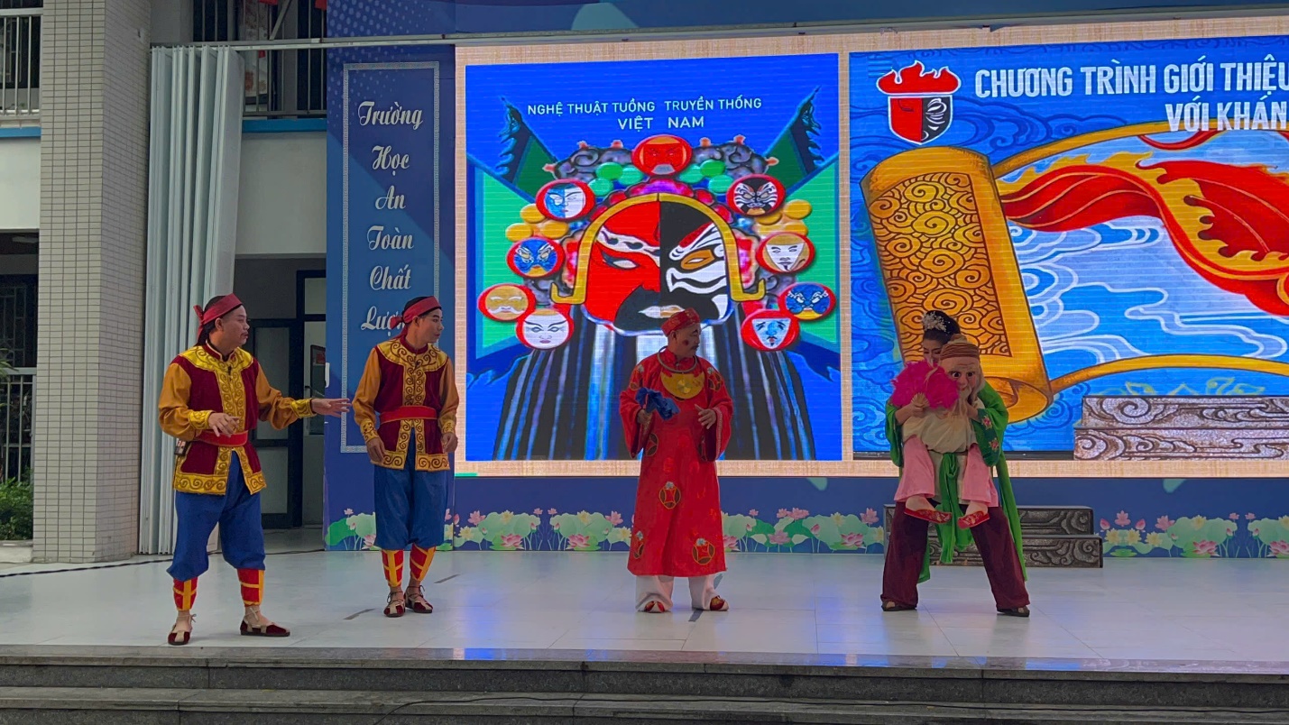 A group of people on a stage

Description automatically generated