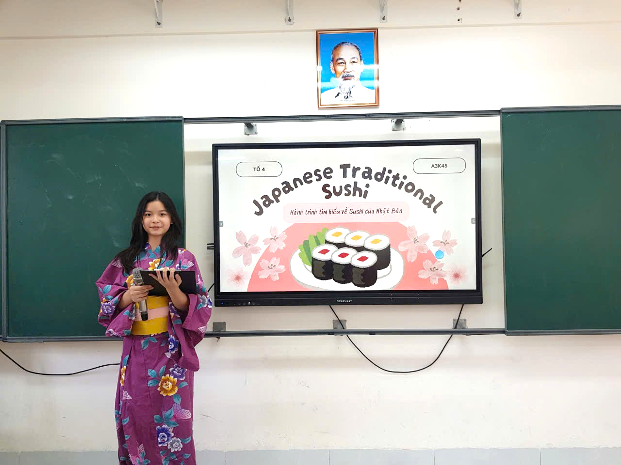Ảnh có chứa trang phục, văn bản, tường, trong nhà

Mô tả được tạo tự động