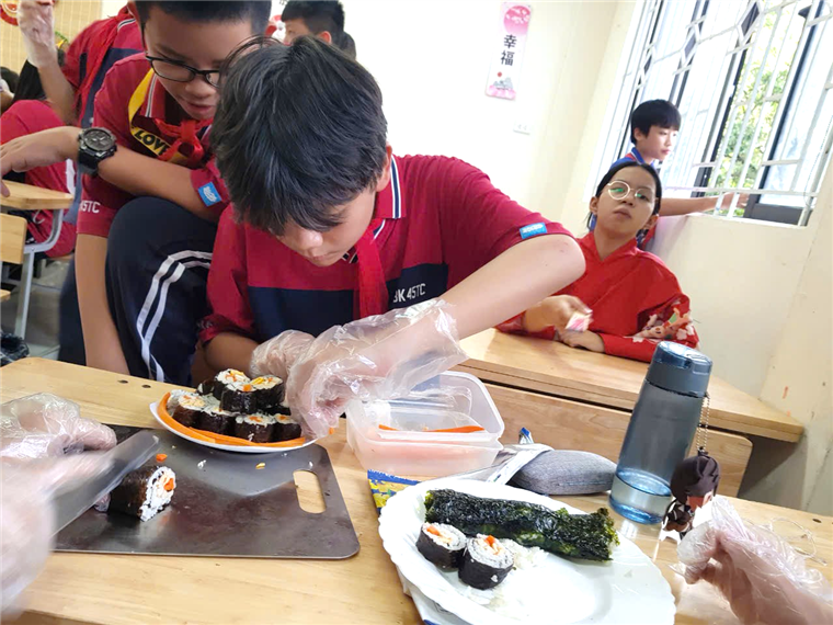 Ảnh có chứa người, trang phục, bàn, trong nhà

Mô tả được tạo tự động