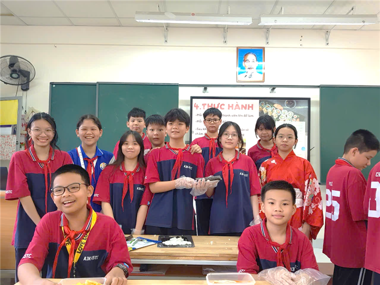 Ảnh có chứa trang phục, người, Mặt người, trong nhà

Mô tả được tạo tự động