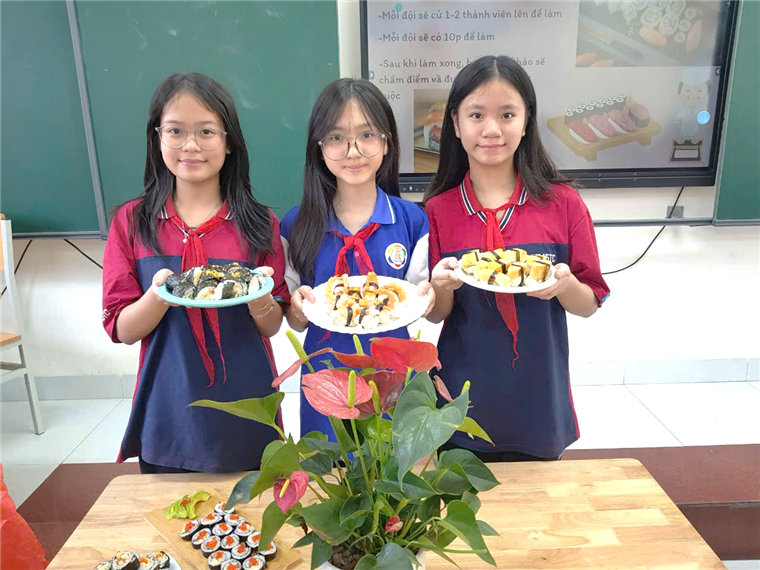 Ảnh có chứa người, trang phục, tường, trong nhà

Mô tả được tạo tự động