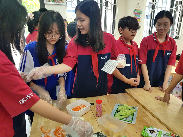 Ảnh có chứa người, trang phục, nhóm, thực phẩm

Mô tả được tạo tự động