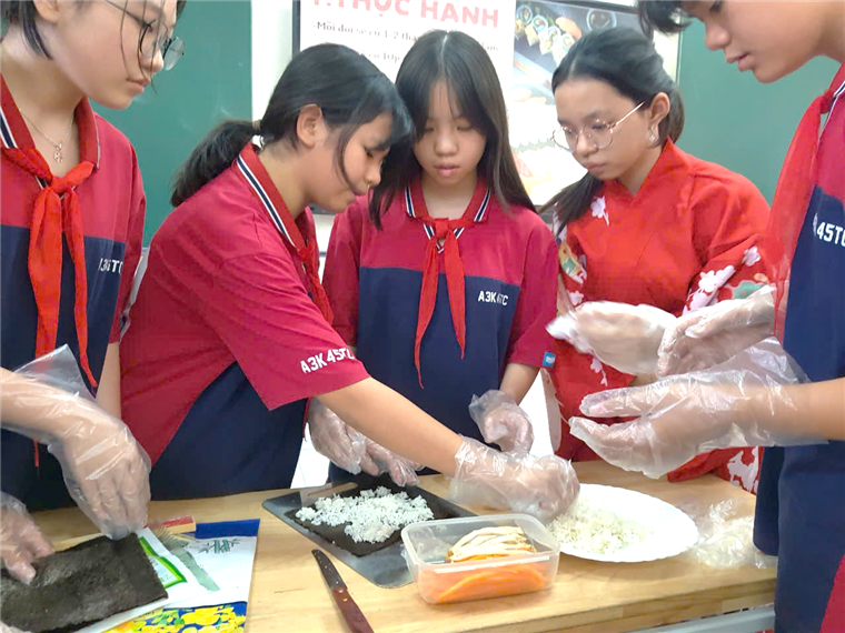 Ảnh có chứa người, trang phục, Mặt người, trong nhà

Mô tả được tạo tự động