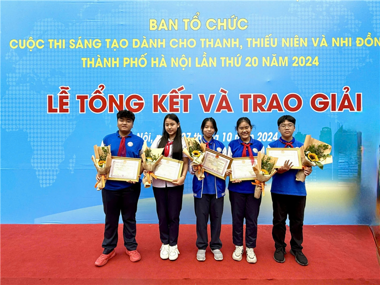 A group of people holding certificates

Description automatically generated