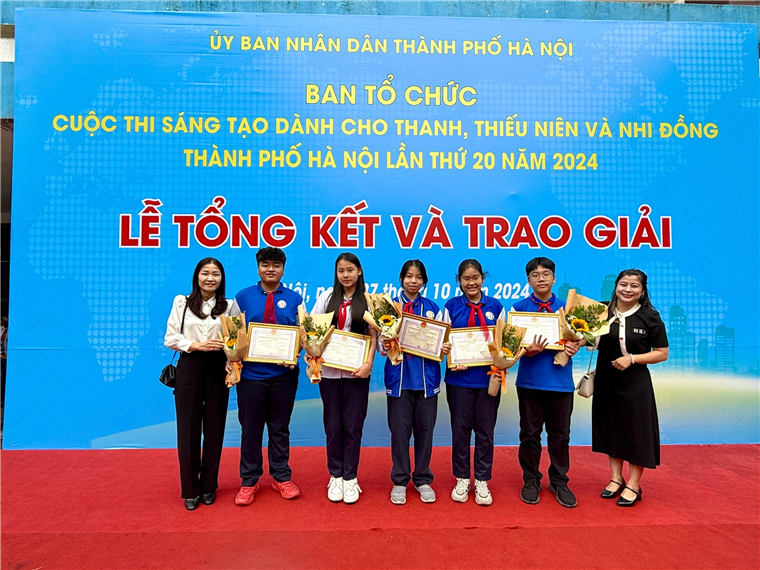 A group of people posing for a photo

Description automatically generated
