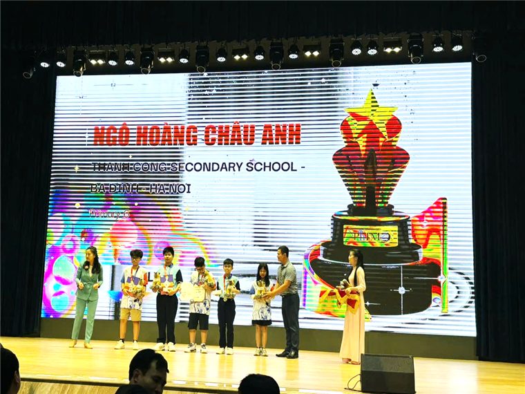 Ảnh có chứa văn bản, trong nhà, thuyết trình, Thiết bị sân khấu

Mô tả được tạo tự động