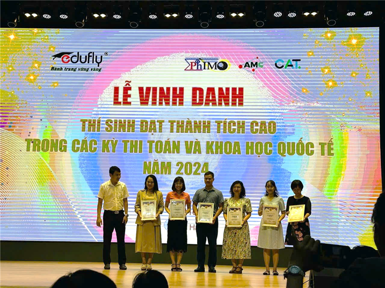 Ảnh có chứa văn bản, trang phục, người, thuyết trình

Mô tả được tạo tự động