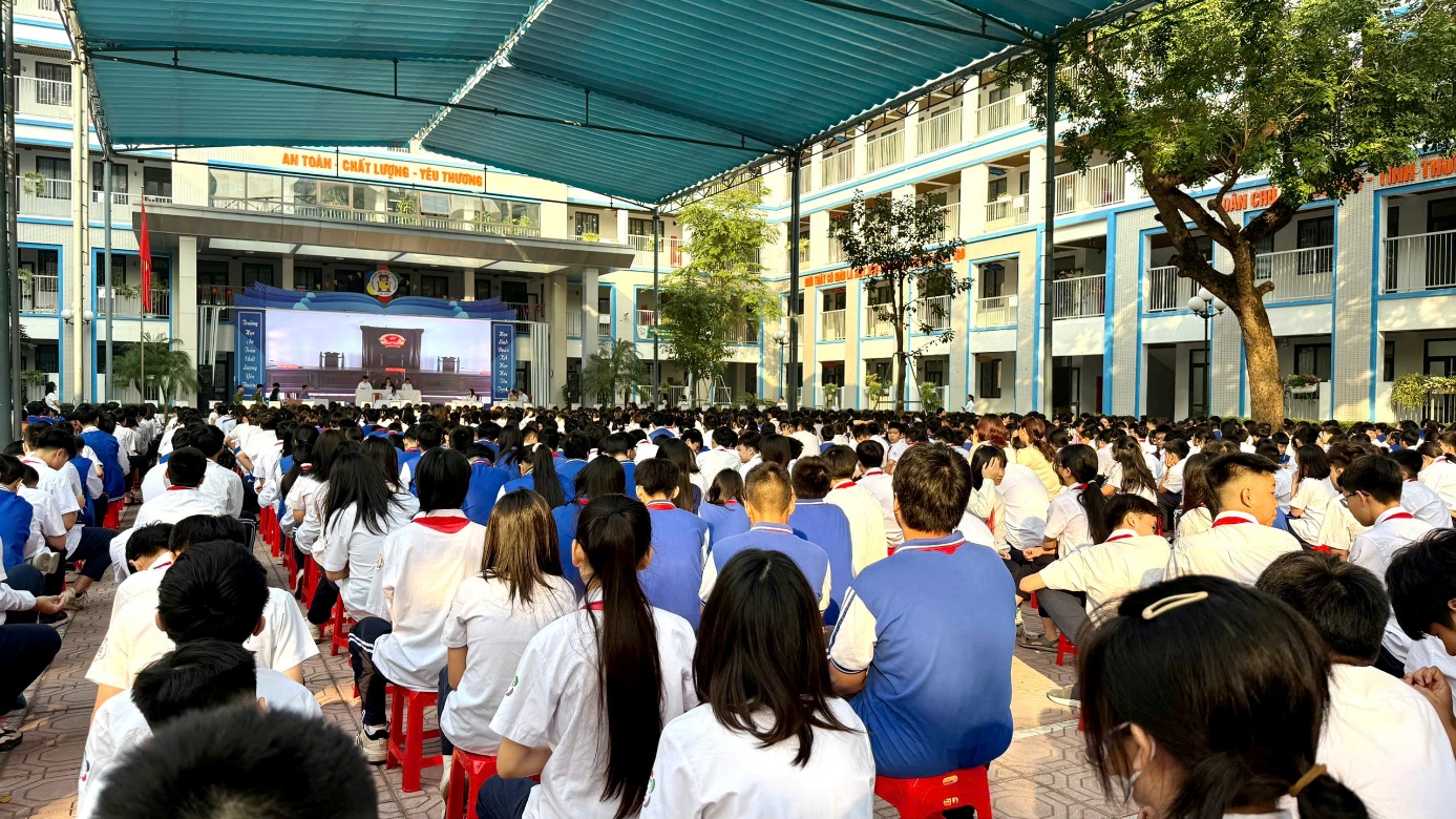 C:\Users\Nguyễn Thu Hòa\Desktop\z6019985725771_12c2943d57e5155c2d4d2a31cf5dd6f4.jpg