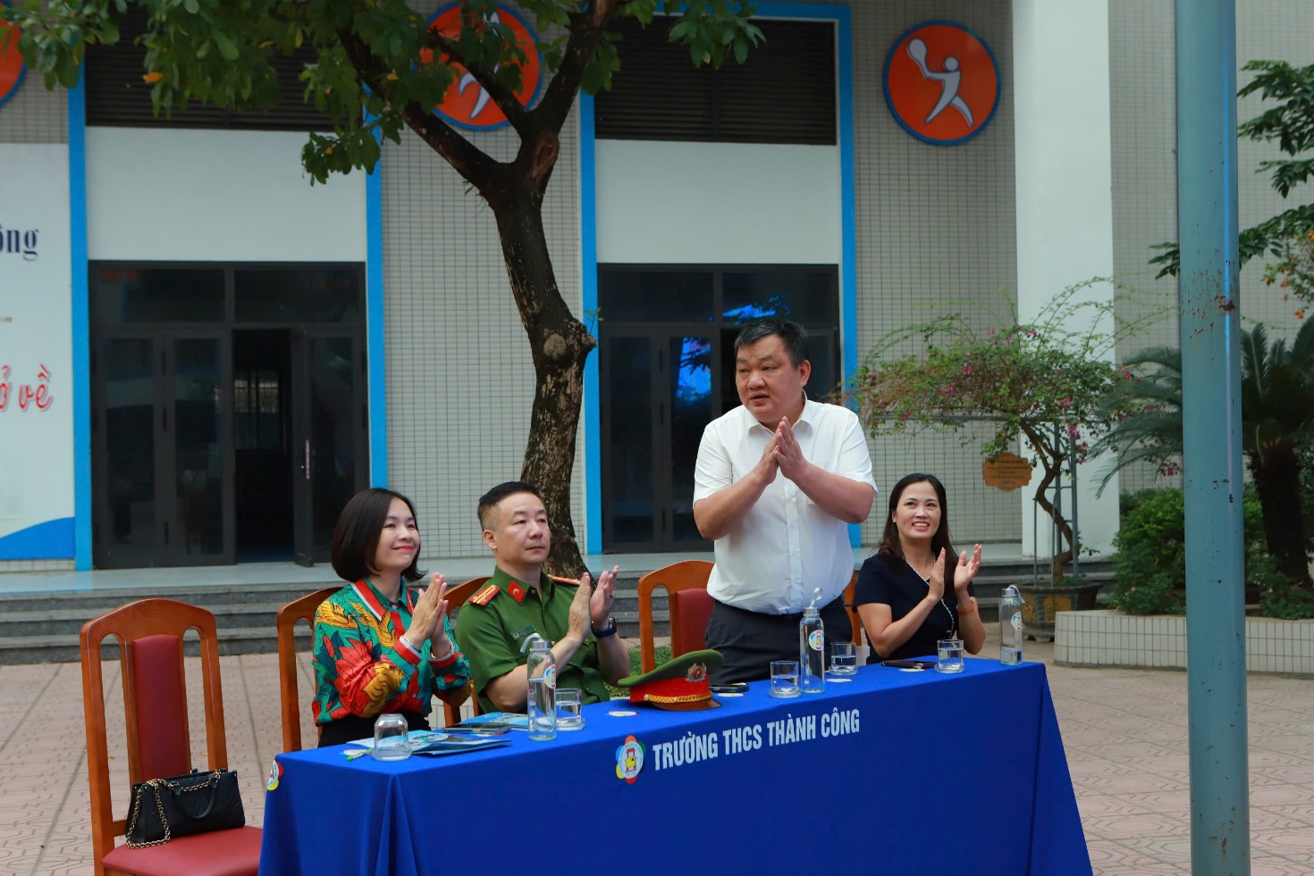 C:\Users\Nguyễn Thu Hòa\Desktop\z6033902338560_fe898791bcf484b08bede69d9449cb45.jpg