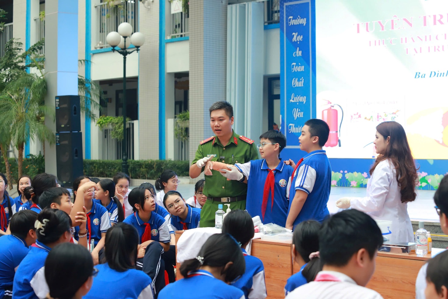 C:\Users\Nguyễn Thu Hòa\Desktop\z6035164707161_baab7fff5eea41983fbdab622b9006f1.jpg