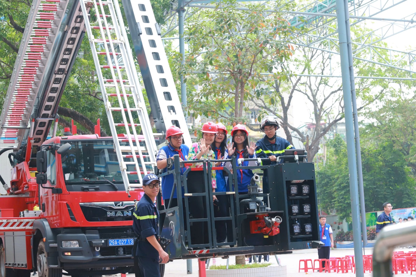 C:\Users\Nguyễn Thu Hòa\Desktop\z6033952401354_4b8fb80a16be2aa7a16b5c9ac562a613.jpg