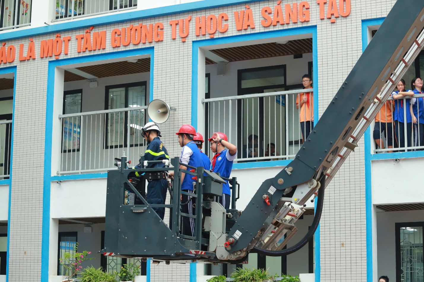C:\Users\Nguyễn Thu Hòa\Desktop\z6033952558960_8d33103658cce676b71b70b0e90695af.jpg