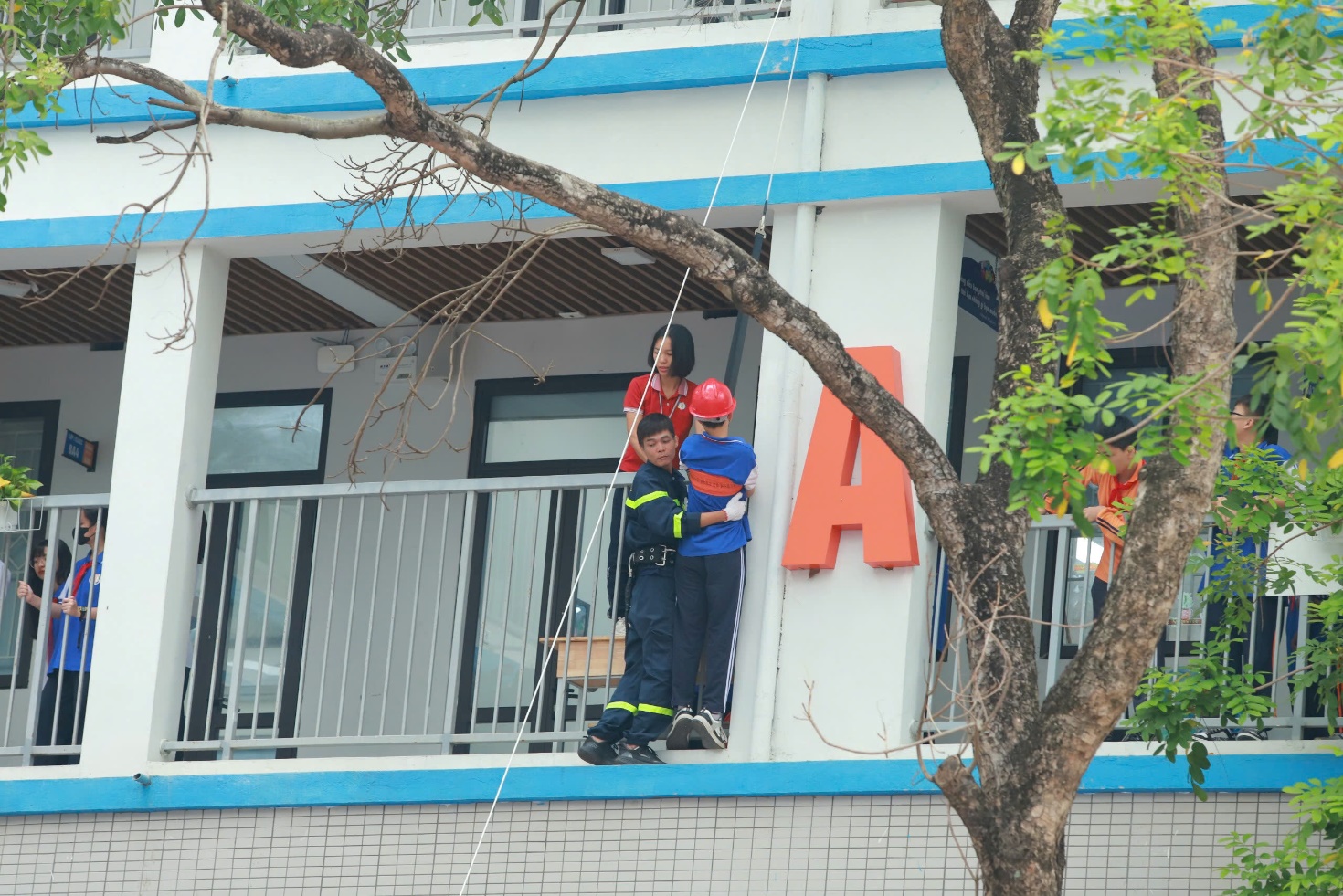 C:\Users\Nguyễn Thu Hòa\Desktop\z6033920459984_d433430499a8d557c5b4dcb3fd3c6947.jpg