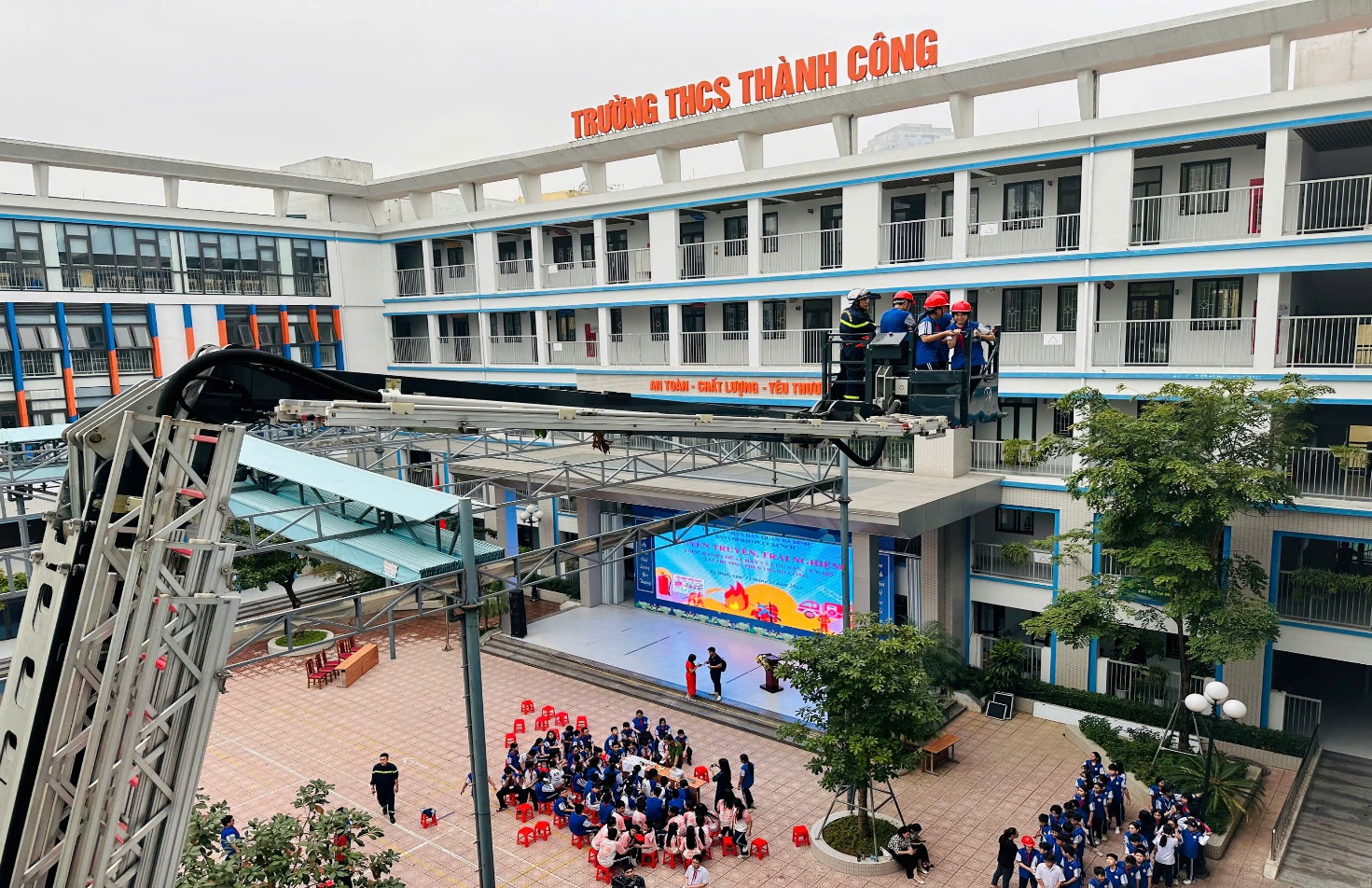 C:\Users\Nguyễn Thu Hòa\Desktop\z6033930723501_c473c4622a1e4074e79e40cb36e28ac2.jpg