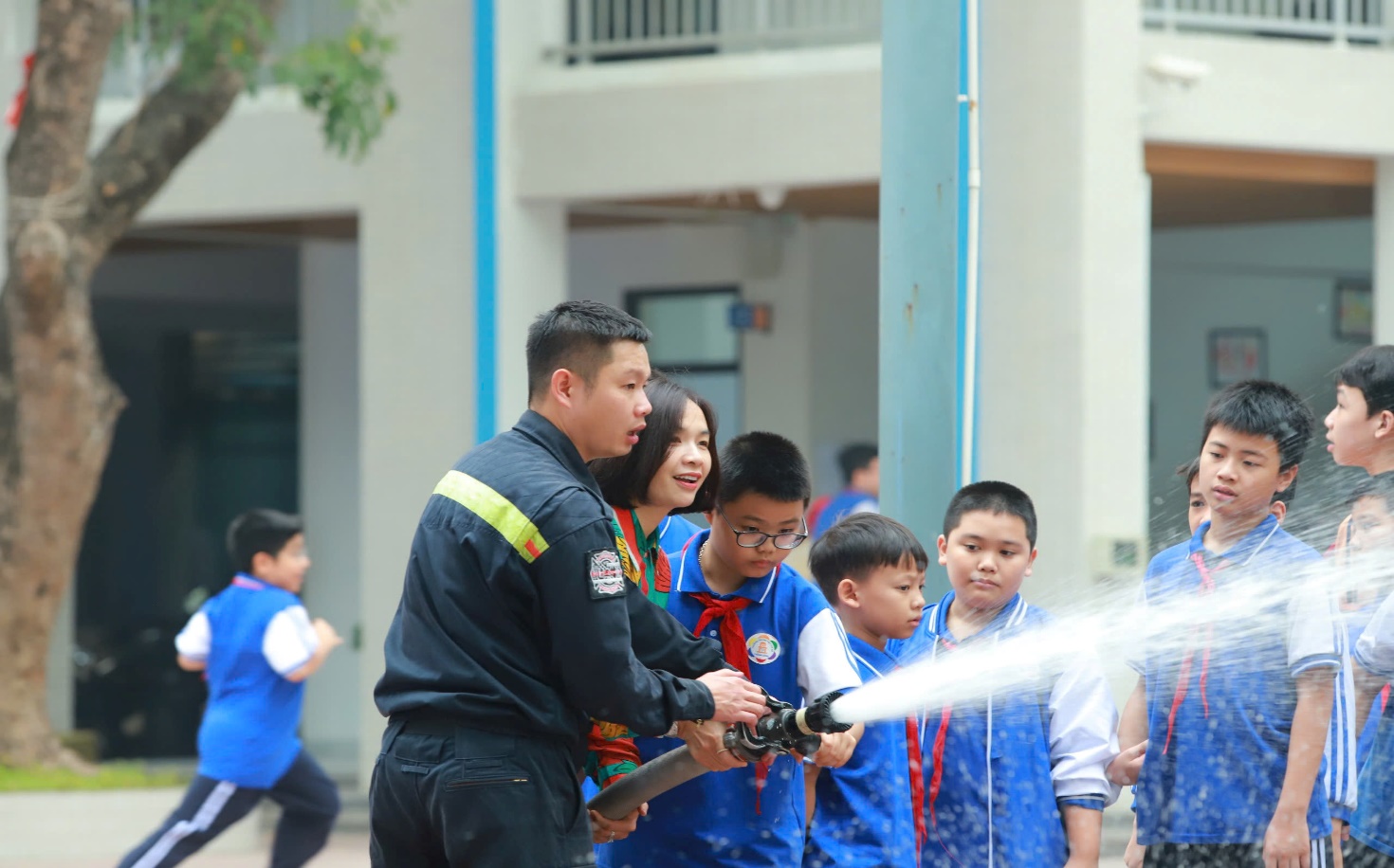 C:\Users\Nguyễn Thu Hòa\Desktop\z6033921138699_8c488302dd15a5c8a99ba968148b0636.jpg