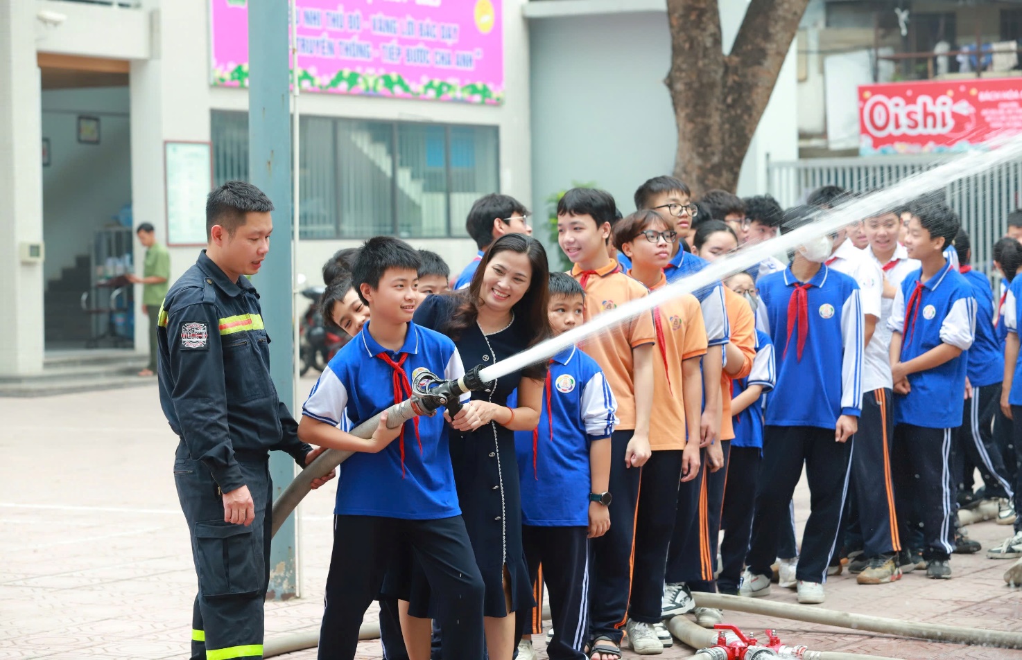 C:\Users\Nguyễn Thu Hòa\Desktop\z6033948324441_a75edc6abe2588db8a86010b7cd2dcfd.jpg
