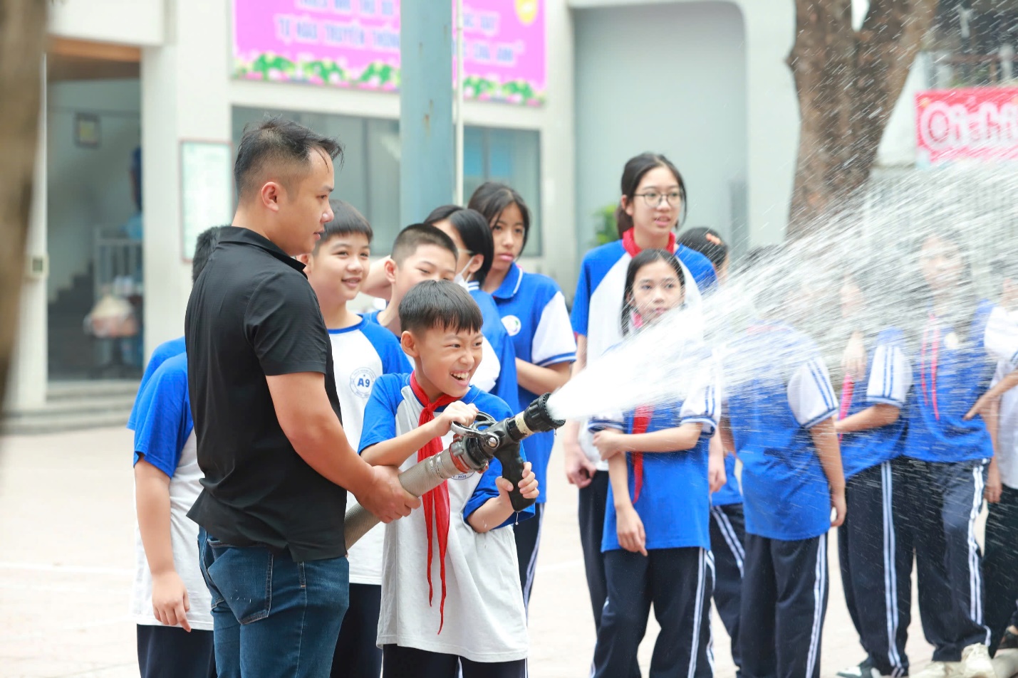 C:\Users\Nguyễn Thu Hòa\Desktop\z6034150828095_8c333a0ec1ad7bf7245c5007bd9961c1.jpg