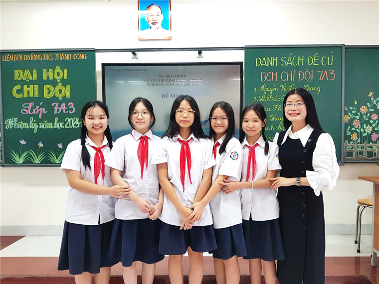 Ảnh có chứa trang phục, người, cười, tường

Mô tả được tạo tự động